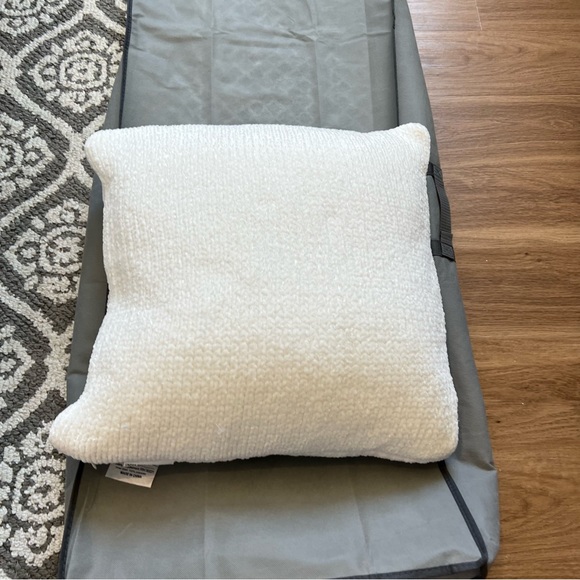 Pair 20x20 white and navy NWT pillows, DKNY and innup home - Picture 11 of 12